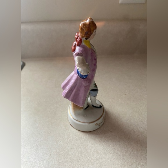 Vintage Occupied Japan porcelain Figurine Man in 18th century clothing - Picture 4 of 5